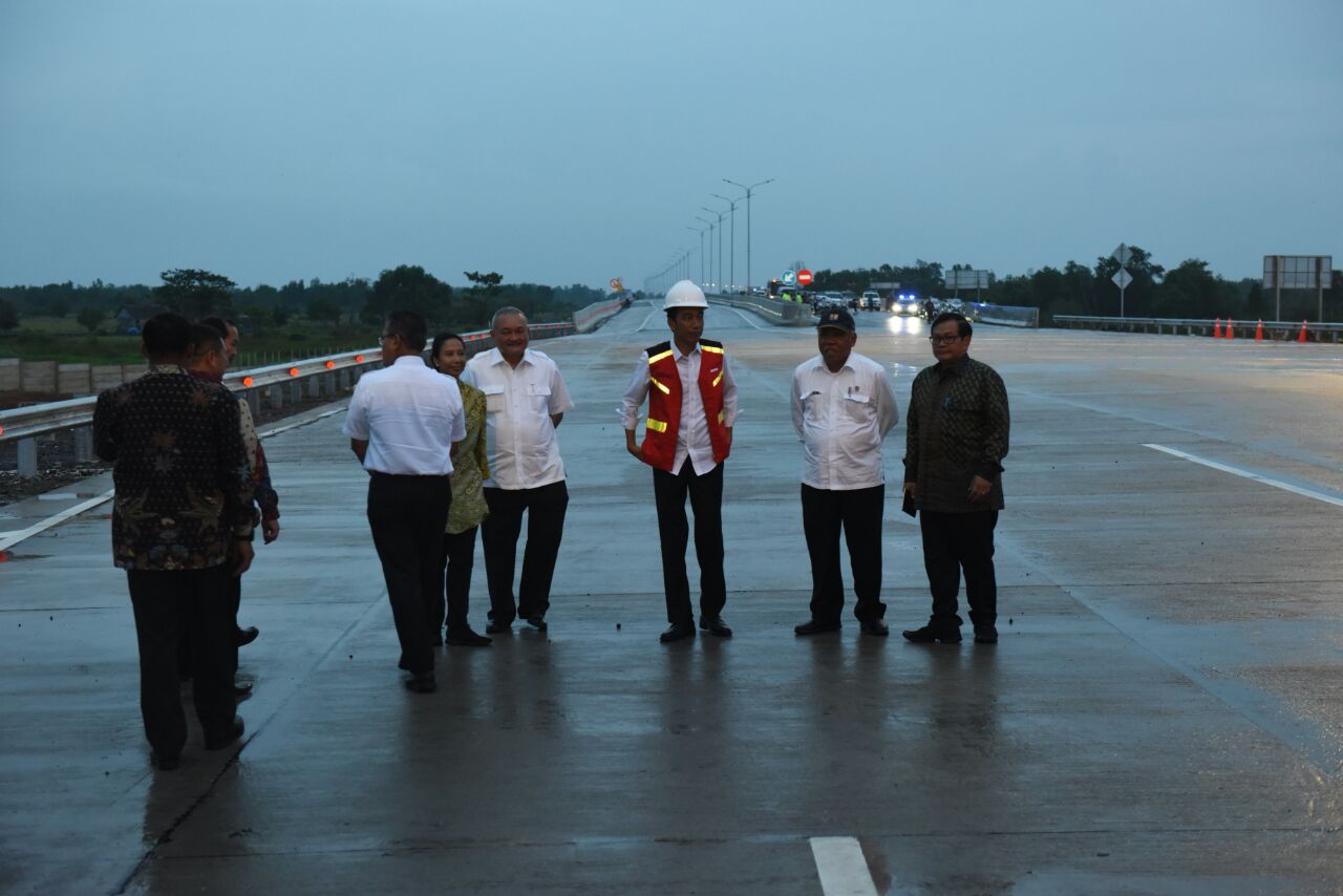 Jokowi : Ini Tol Pertama di Sumsel, Jadi Jangan Dipungut Biaya Dulu Ya..