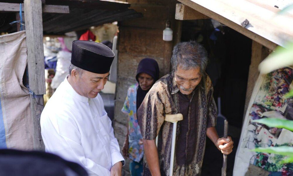 Ketuk pintu, warga kaget Pj Bupati Muba bagikan daging kurban