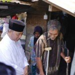 Ketuk pintu, warga kaget Pj Bupati Muba bagikan daging kurban