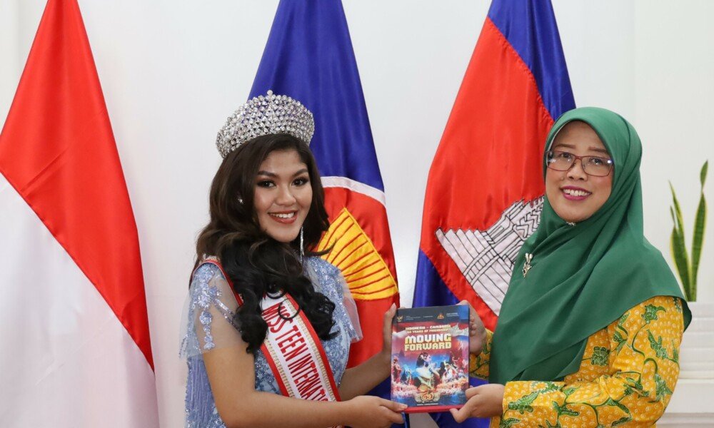 Mahasiswi Universitas Tadulako di Palu, Sulawesi Tengah ini raih gelar “Busana Nasional Terbaik di Phnom Penh
