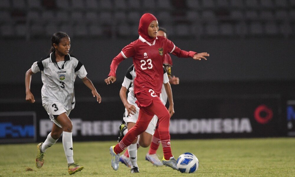 Wanita Berhijab Tak Jadi Penghalang jadi Atlet Sepakbola, Salah Satu Contoh Ayunda Dwi Anggraini, Simak Yuk Ceritanya di Sini !