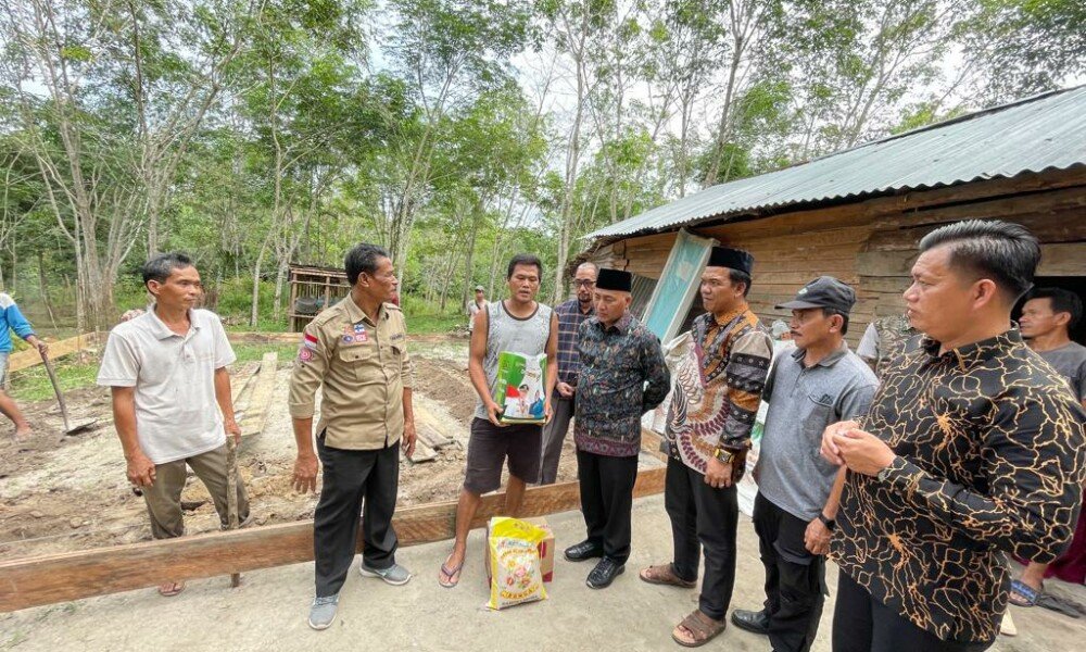 Pj Bupati H. Apriyadi Tinjau Pembangunan RTLH di Rantau Sialang