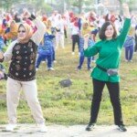 Bangkitkan Semangat Olahraga Hingga Bagi-Bagi Doorprize, Gabungan Organisasi Emak-emak lakukan senam sehat  
