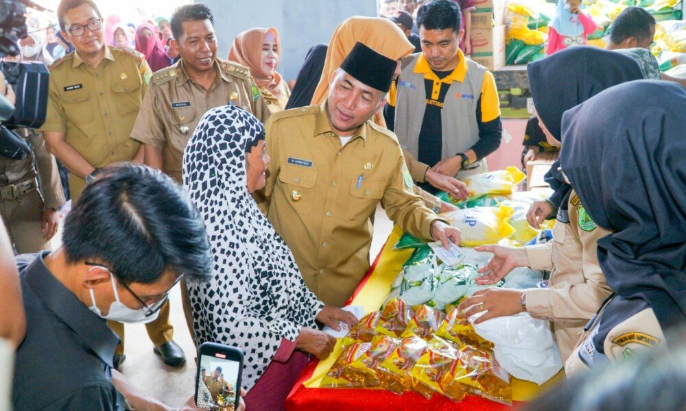 Pj Bupati Apriyadi Boyong 10 Ton Sembako untuk Pasar Murah di Plakat Tinggi