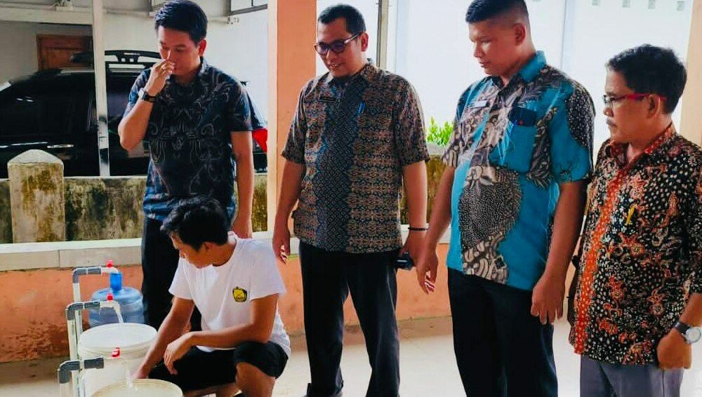 Pj Bupati H Apriyadi Melalui PDAM Tirta Randik Salurkan Air Bersih Untuk Warga Simpang Tungkal 
