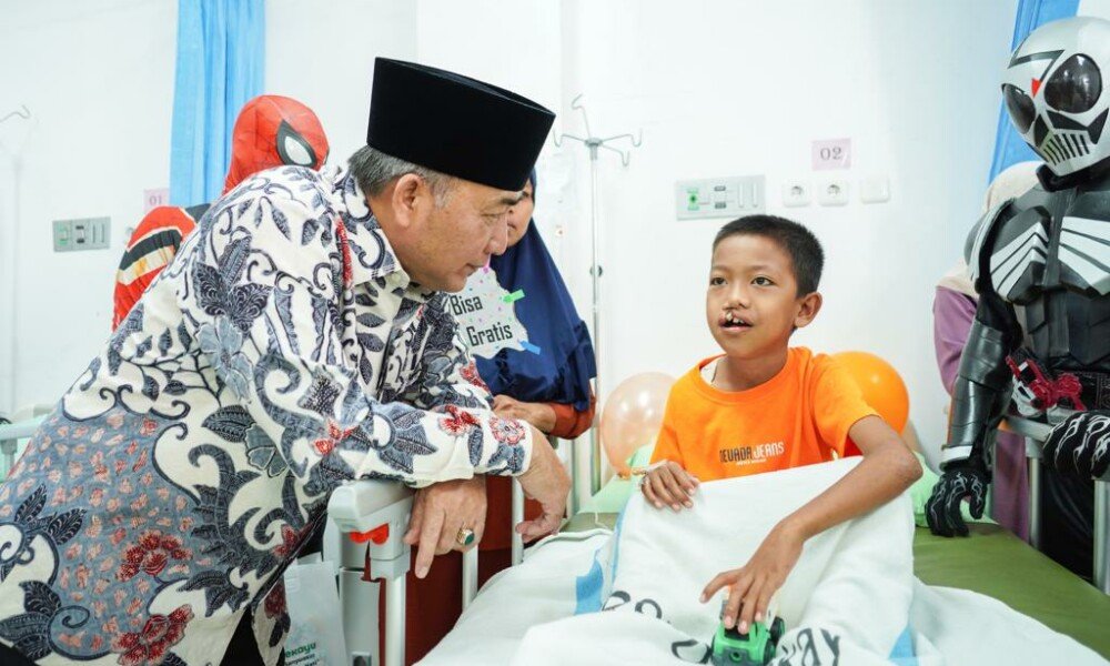 Pj Bupati Apriyadi Boyong Batman dan Spiderman Hibur Pasien Bibir Sumbing Gratis