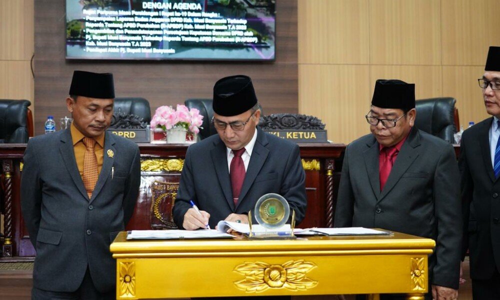 Anggota DPRD Muba dan Pj Bupati Apriyadi Setujui APBD-P TA 2023