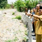 Cegah Banjir, Pj Bupati Apriyadi Bangun Tembok Penahan Sungai Tusan Tuan