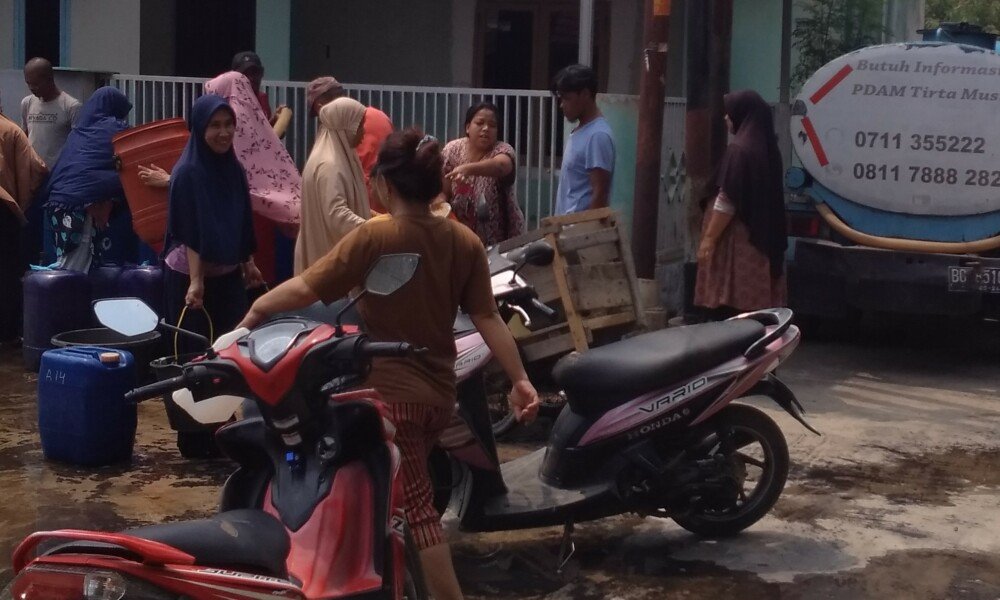 Pemkot Palembang Melalui PDAM Tirta Musi Salurkan Bantuan Air Bersih untuk Warga PHJ Kalidoni