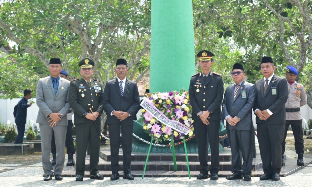 Khidmat, Forkopimda OKI Ziarah dan Tabur Bunga Peringati Hari Pahlawan