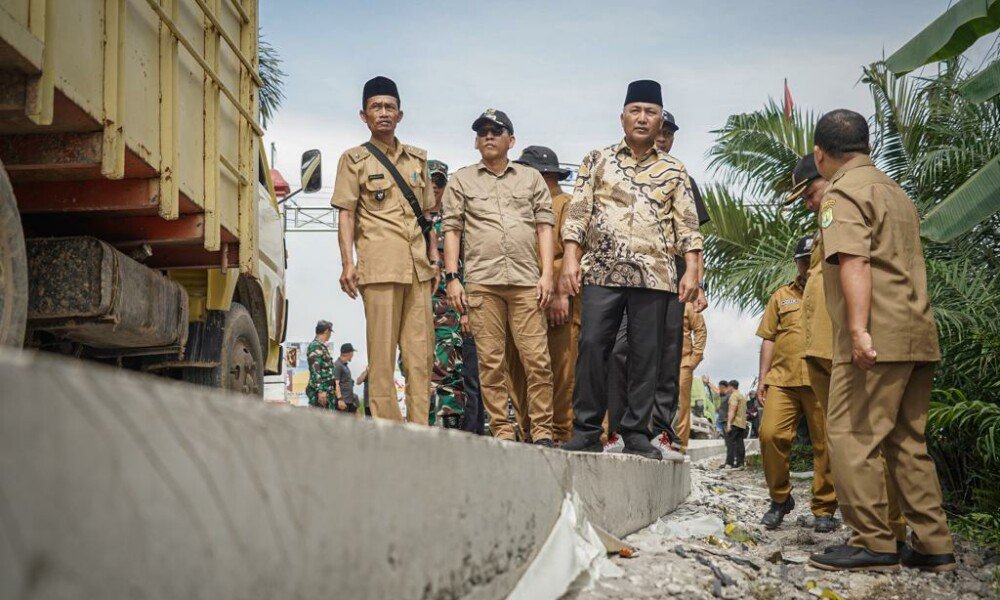 Langkah Muba Buat Mulus Jalan yang Hubungkan Tiga Desa di Tungkal Jaya