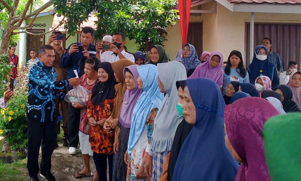 Bismillah,…100 paket disalurkan OKI untuk masyarakat miskin ekstrim di 2 kelurahan