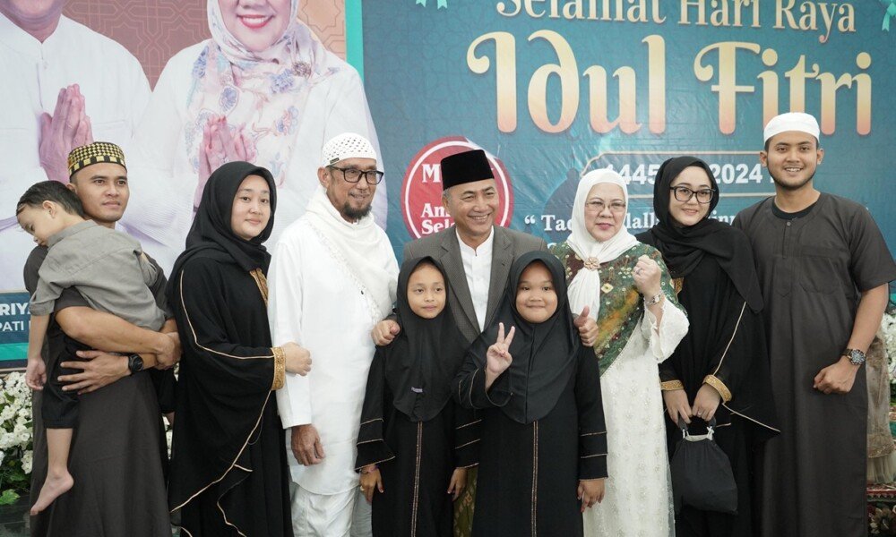 Ada  jajanan gerobak UMKM berjejer rapi di halaman Rumdin Bupati Muba usai Salat Id berjamaah