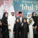 Ada  jajanan gerobak UMKM berjejer rapi di halaman Rumdin Bupati Muba usai Salat Id berjamaah