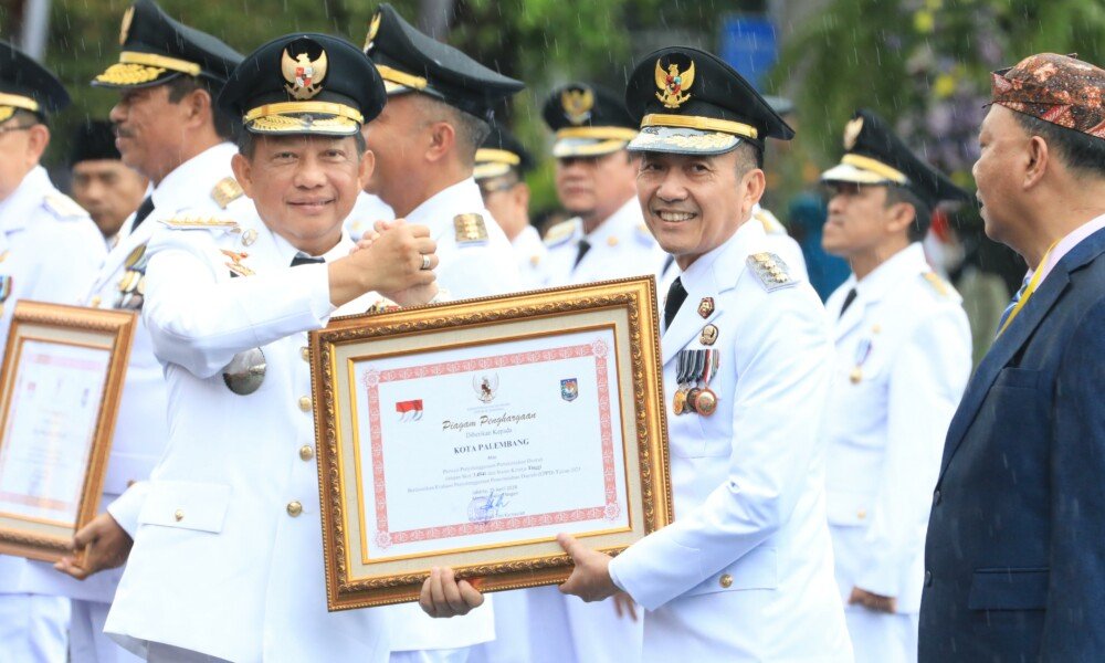 Terima perhargaan di Hari Otonomi Daerah (Otoda) XXVIII Tahun 2024 di Balai Kota Surabaya,Ratu Dewa : Alhamdulillah, Pemko Palembang komit berikan terbaik untuk warga