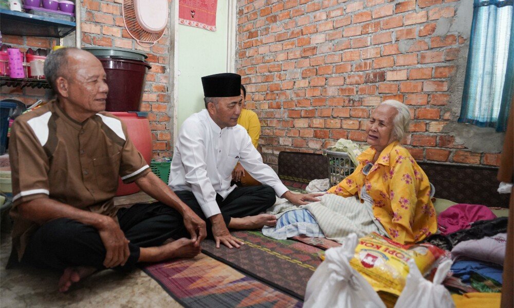 Bawa Daging Kurban, Door to Door Bagikan ke Rumah Warga di Sekayu
