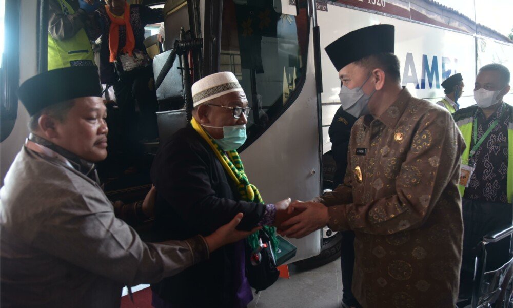 Sambut kedatangan jamaah haji Kloter pertama Embarkasi Palembang