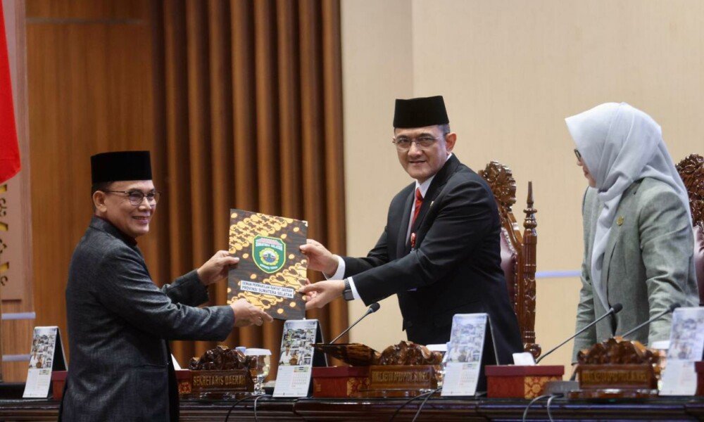 Sekda Edward Candra Dengarkan Pemandangan Umum Fraksi DPRD Sumsel Terhadap Raperda Perubahan APBD Tahun 2024