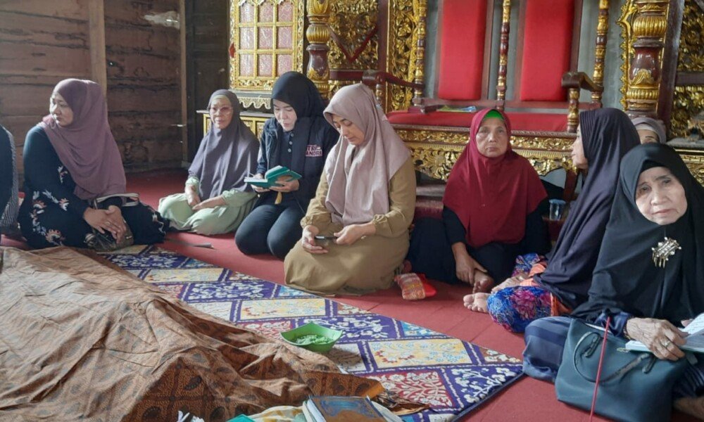 Melayat Maestro Tari Palembang Hj Anna Kumari, Cawako Fitrianti Agustinda Bacakan Surat Yasin