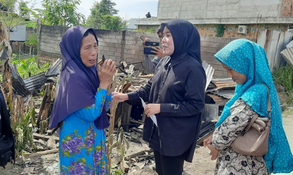 Kunjungi korban kebakaran, Fitrianti Agustinda Bantu Urus Data Kependudukan & PKH