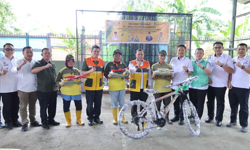 1.341 petugas kebersihan kota Palembang dapat bantuan kelengkapan kerja, ini imbau Pj Walikota
