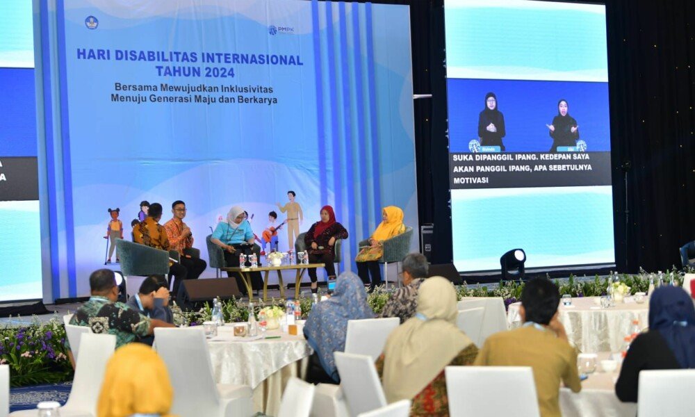 Puisi “Ketika Diam Ku Berpikir” karya Rin Sukma Tegar Muslimah, siswi tuna netra ini bikin mengharu biru ruang Ballroom Tri Brata