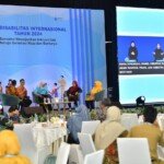 Puisi “Ketika Diam Ku Berpikir” karya Rin Sukma Tegar Muslimah, siswi tuna netra ini bikin mengharu biru ruang Ballroom Tri Brata