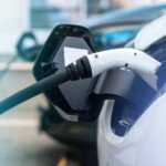 Tips Aman Mengisi Daya Baterai Mobil di Musim Hujan