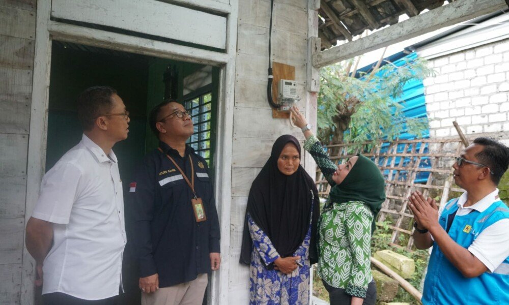 Donasi Pegawai PLN Nyalakan 29.109 Listrik Gratis untuk Keluarga Pra Sejahtera