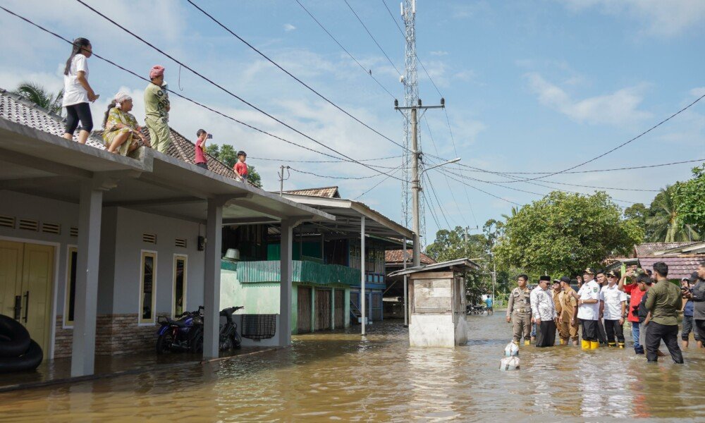 “Banjir Datang, Bupati Langsung Terjun! Bukan Buat Mandi, Tapi Bantuin Warga!”