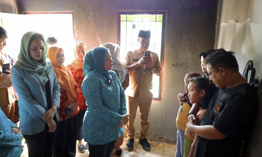 “Sepele Jadi Bencana: Rumah Terbakar, Ketua TP PKK Bantu Korban”