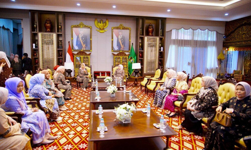 Kartini & Ketupat, Sebuah Halal Bihalal Penuh Gincu & Gagasan