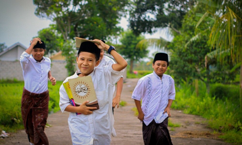 Santri Hijau, Bumi Adem” [Saat Kiai dan Alam Bersalaman]
