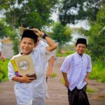 Santri Hijau, Bumi Adem” [Saat Kiai dan Alam Bersalaman]