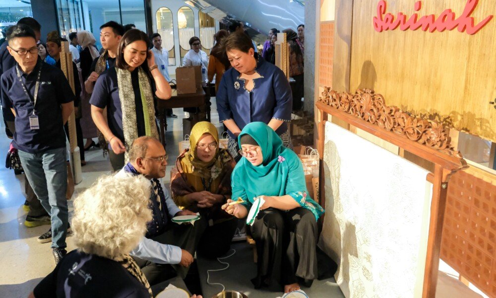 Batik, Belanja & Bus Listrik, Ketika Delegasi Lupa Pulang!
