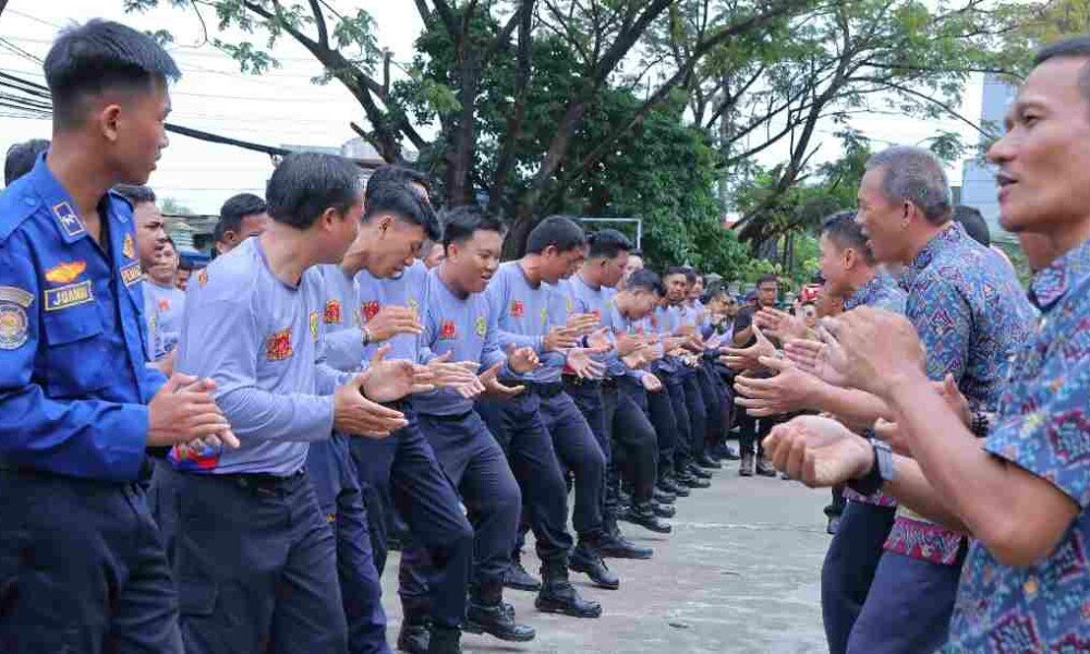 CATATAN PINGGIR : Petugas Damkar dari Padamkan Api sampai Nenangkan Emak Panik