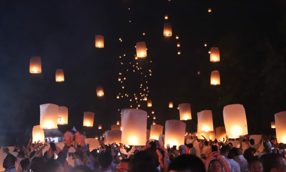 Lampion, Bhante & Doa Mengudara, Dari Borobudur Menuju Langit yang Rukun
