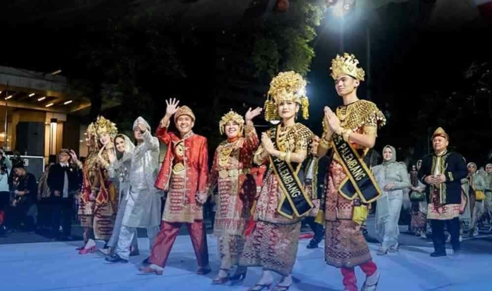 Wali Kota Pakai Baju Adat, Karnaval Rasa ‘Pemilihan Raja Sejagat’ di Tunjungan