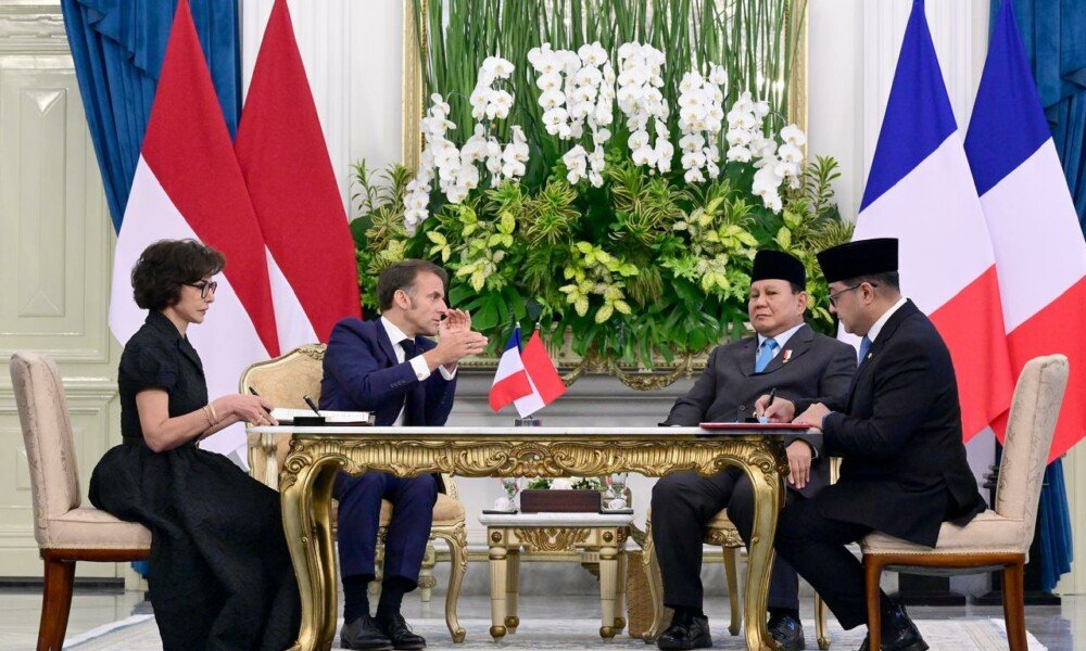 Macron, Batik & Talenta Kreatif yang Siap Ngetop di Dua Benua