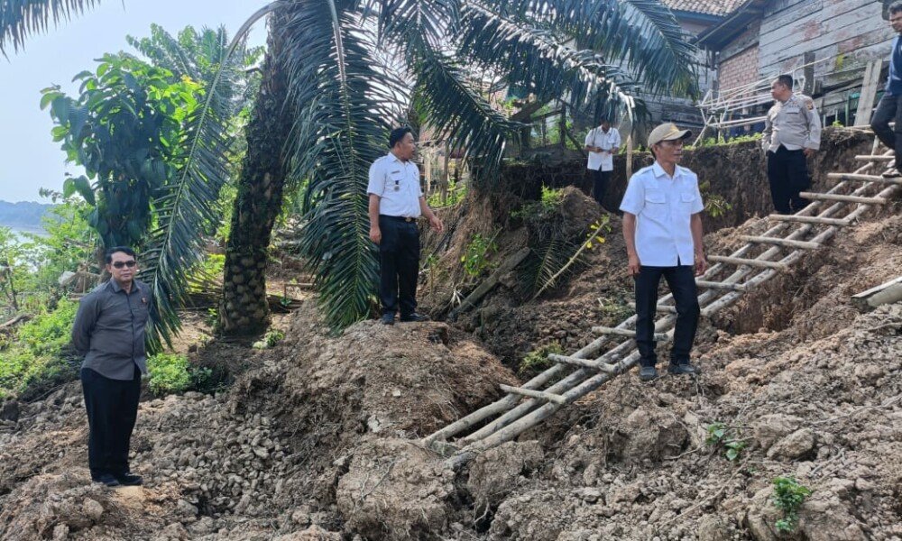 Longsor Datang Tak Ketuk Pintu, Lurah Ngulak Datang Tak Pakai Undangan