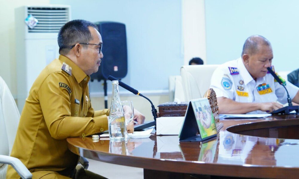 “PNS Ikut Olahraga? Jangan Kaget Kalau Lari Pakai Sepatu Pantofel!”