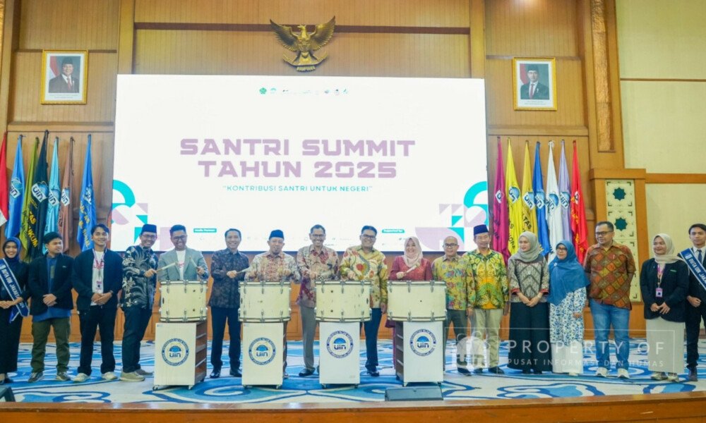 Bersarung Tapi Bersuara Nasional