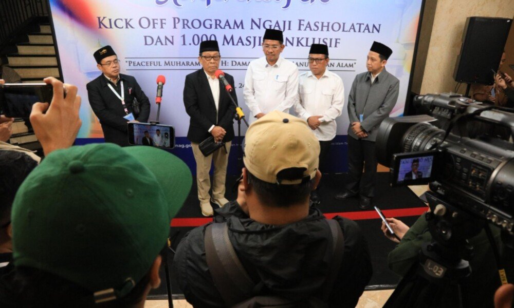 Sajadah untuk Semua, Bayi Gendong Sampai Kakek Tongkat [Tempat Sujud Tak Kenal Usia & Raga]