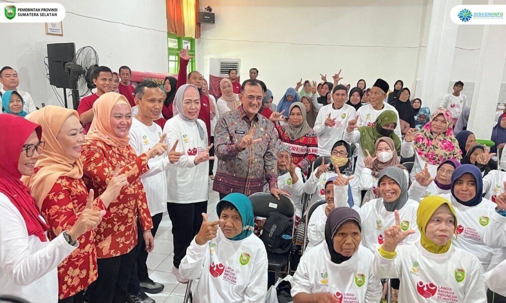 Sumsel Bikin Lansia Tersenyum Asli : “Yang Tua Jangan Ditinggal, Mereka Dulu yang Ngajar Kita Jalan”