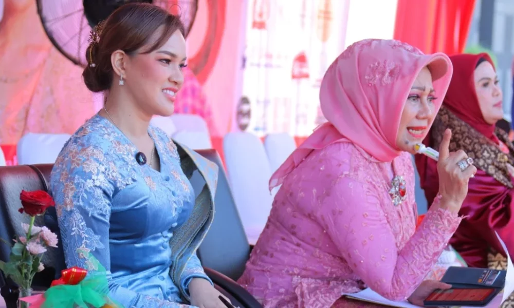 “Kebaya Bukan Sekadar Kain: Bisa Jadi Jubah Superhero Kalau yang Pakai Perempuan Hebat!”
