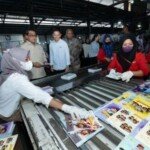 Saat Kertas Bergandengan Tangan dengan Kartun