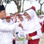 PENDIDIKAN : “Seragam Gratis, Otak Tak Lagi Miskin Gaya, Ketika Baju Putih Biru Jadi Simbol Revolusi Diam-Diam”
