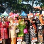 Ketika Emak-emak Berkebaya Lebih Heboh dari Fashion Week