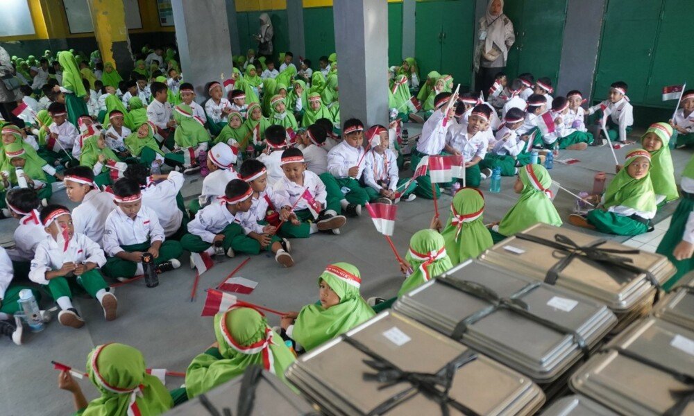 Makan Bersama di Madrasah, Nasi Sepiring Jadi Pendidikan Karakter Sosial