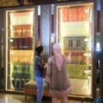 “Songket Panik! Selvi Gibran Datang Cek Benang”